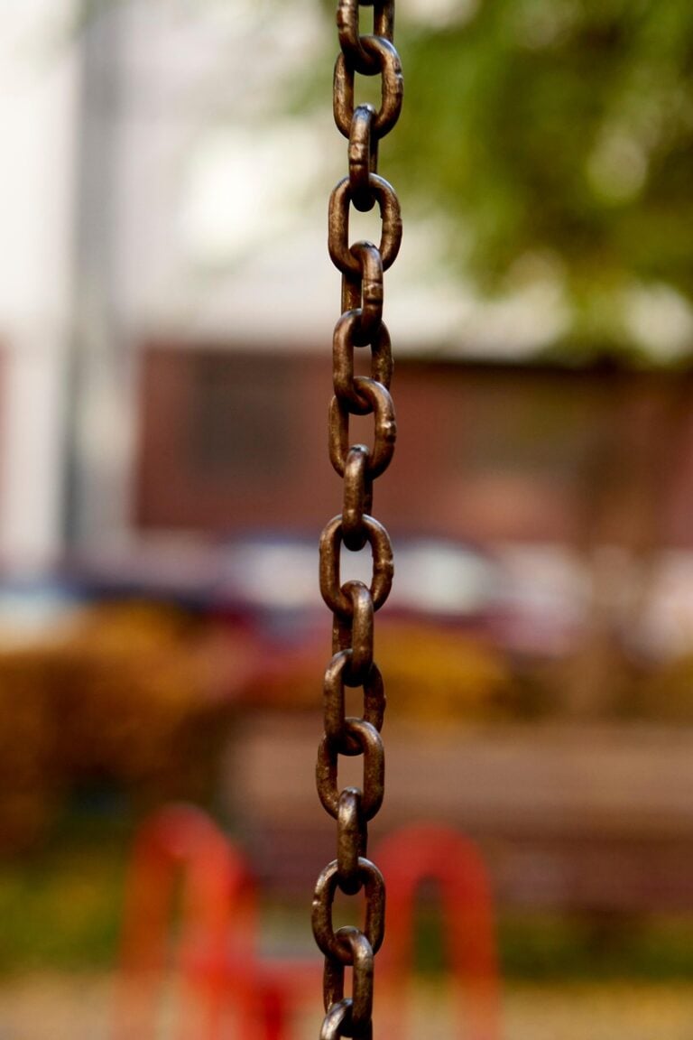 Iron links bearing a load