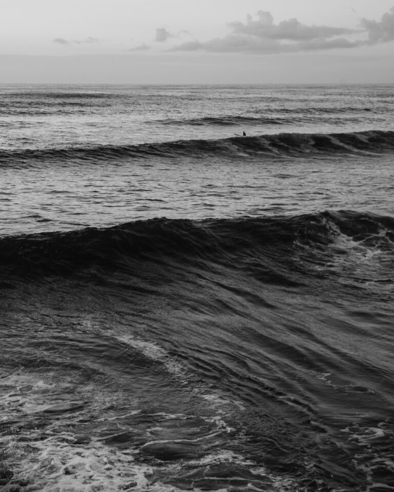 Heavy waves breaking in an open sea