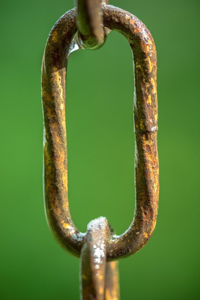 Iron links bearing a load