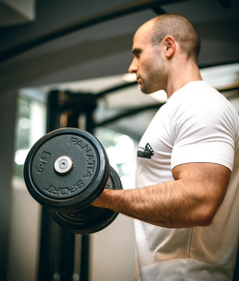 A man mid-set on a heavy lift