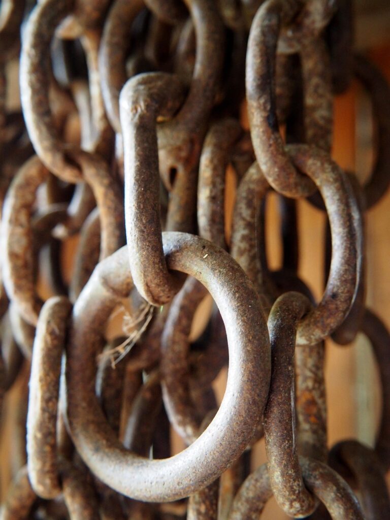 Heavy chain links under tension