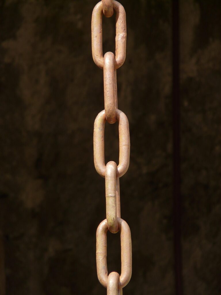 Heavy chain links under tension