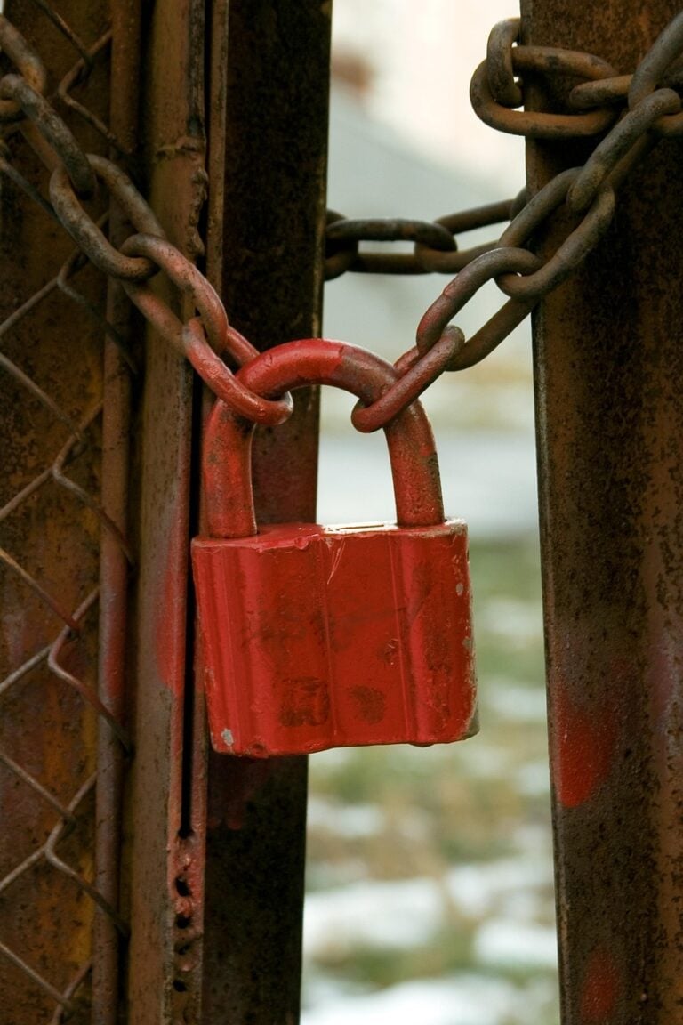 Heavy chain links under tension