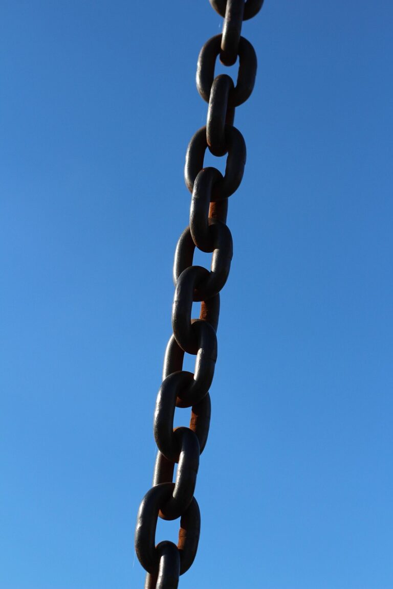 Heavy chain links under tension