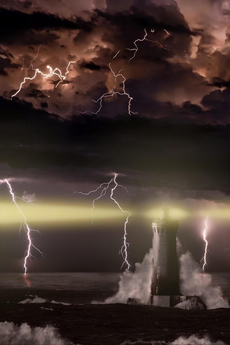 Heavy waves breaking in an open sea