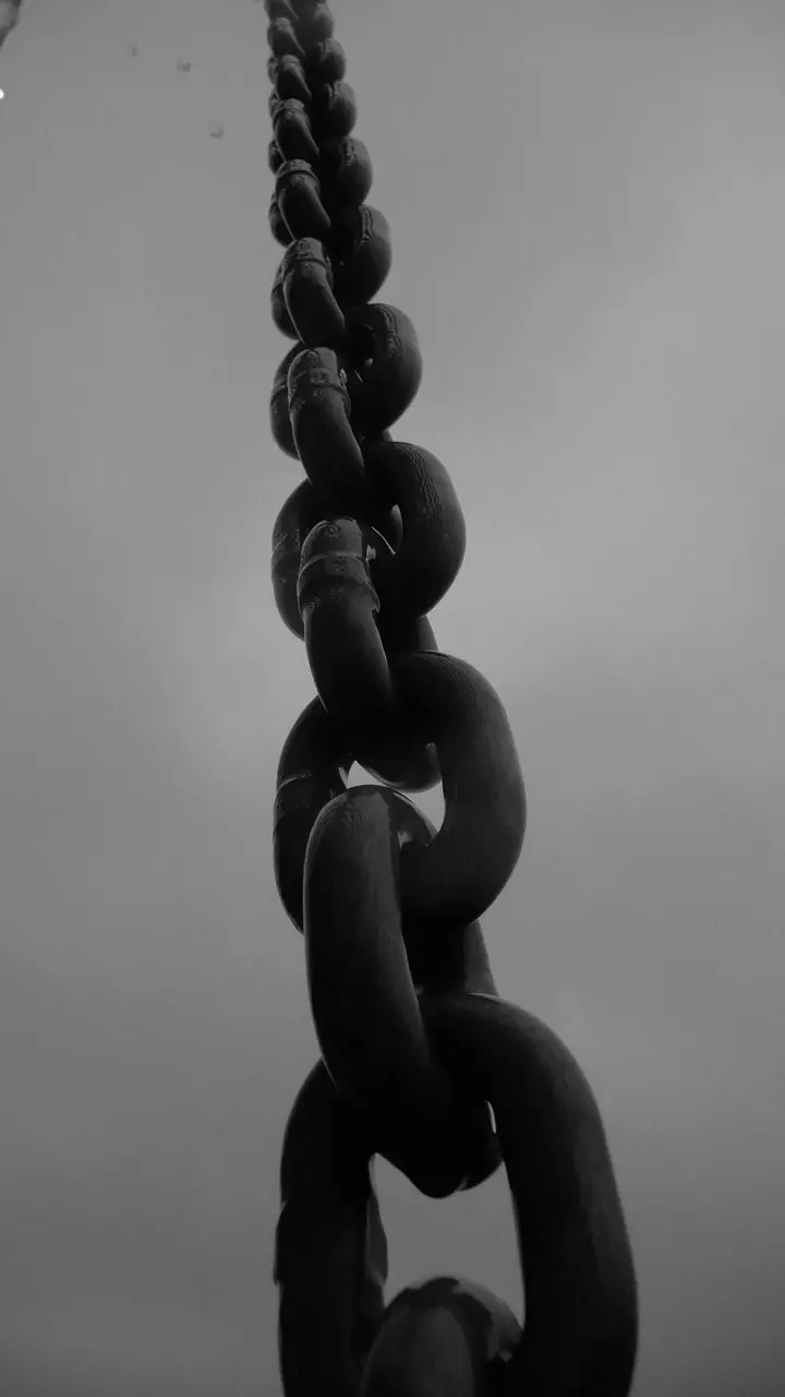Iron links bearing a load