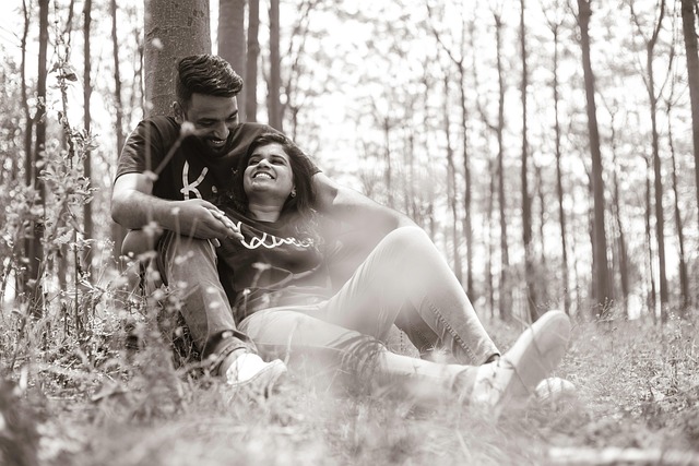 Couple in emotional distance caused by anxious monitoring behavior