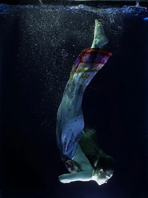 tank, under water, deep, fine arts, fiction, breath, life, live, woman,