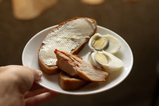 The Leucine Threshold Model: How Muscle Protein Synthesis Actually Works