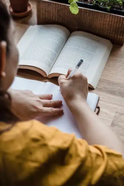 JOURNALING VS MEDITATION: WHAT THE RESEARCH AND REAL-WORLD EXPERIENCE SHOW